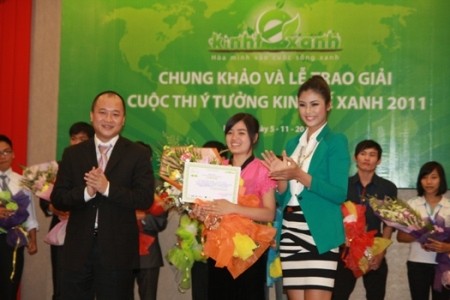 Phó Thùy Dung nhận giải thưởng "Ý tưởng xuất sắc nhất" trong đêm chung khảo